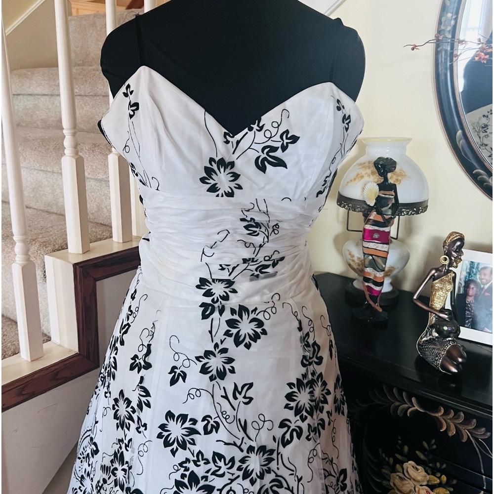 *Vintage Black and White Papell Boutique - Picture 10 of 16